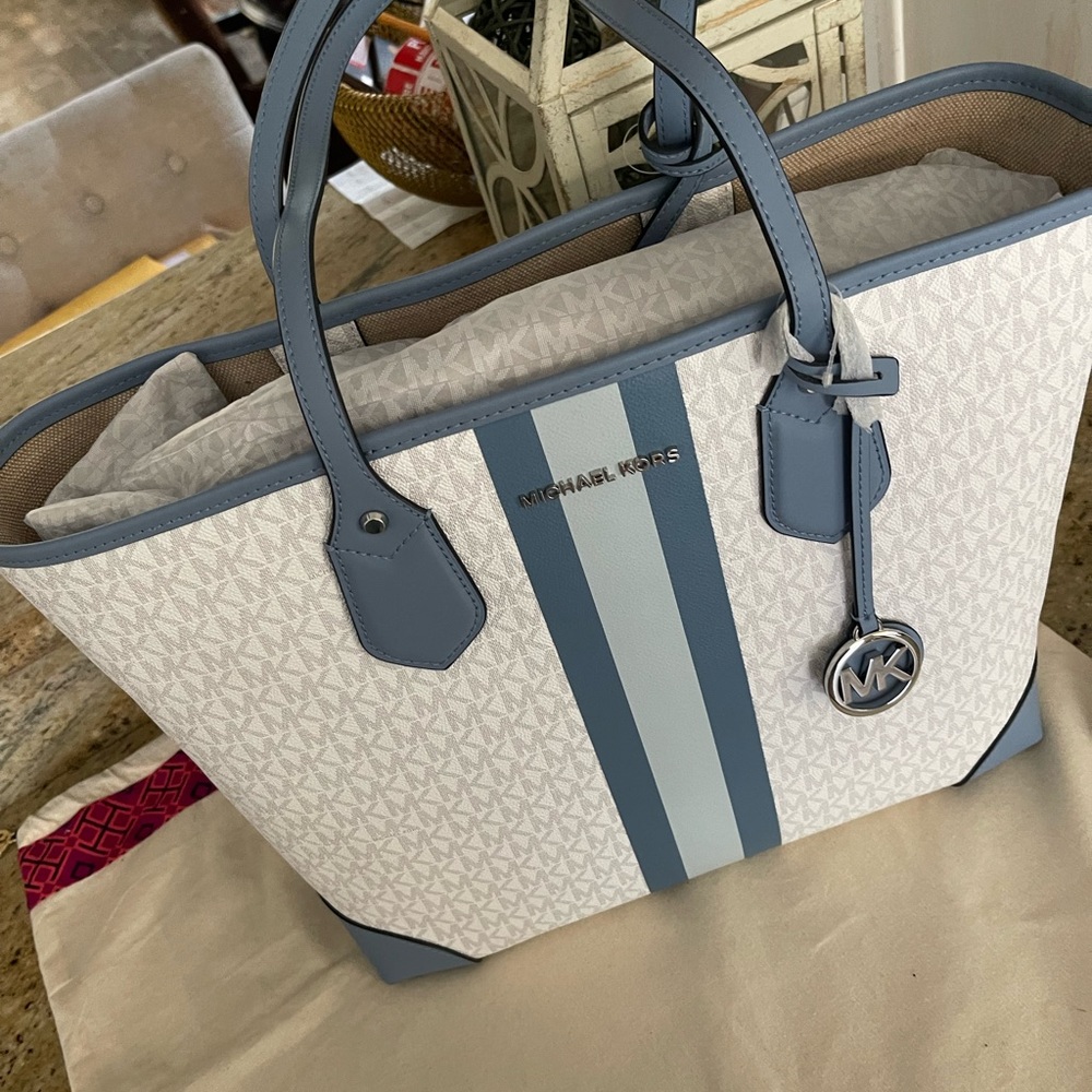 New ๐ mk large tote with clutch - Picture 4 of 9
